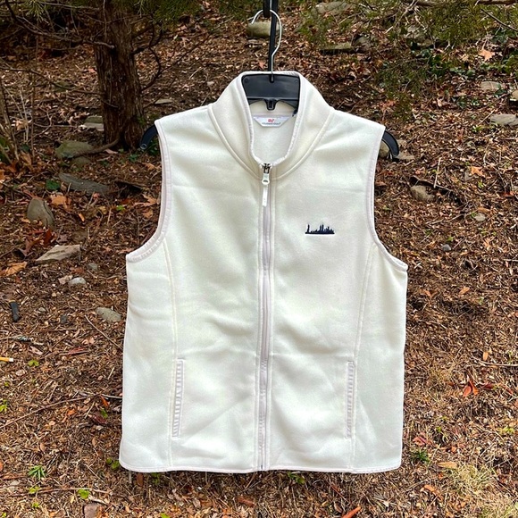 Vineyard Vines Jackets & Blazers - NWT {vineyard vines} NYC Custom Logo Vest